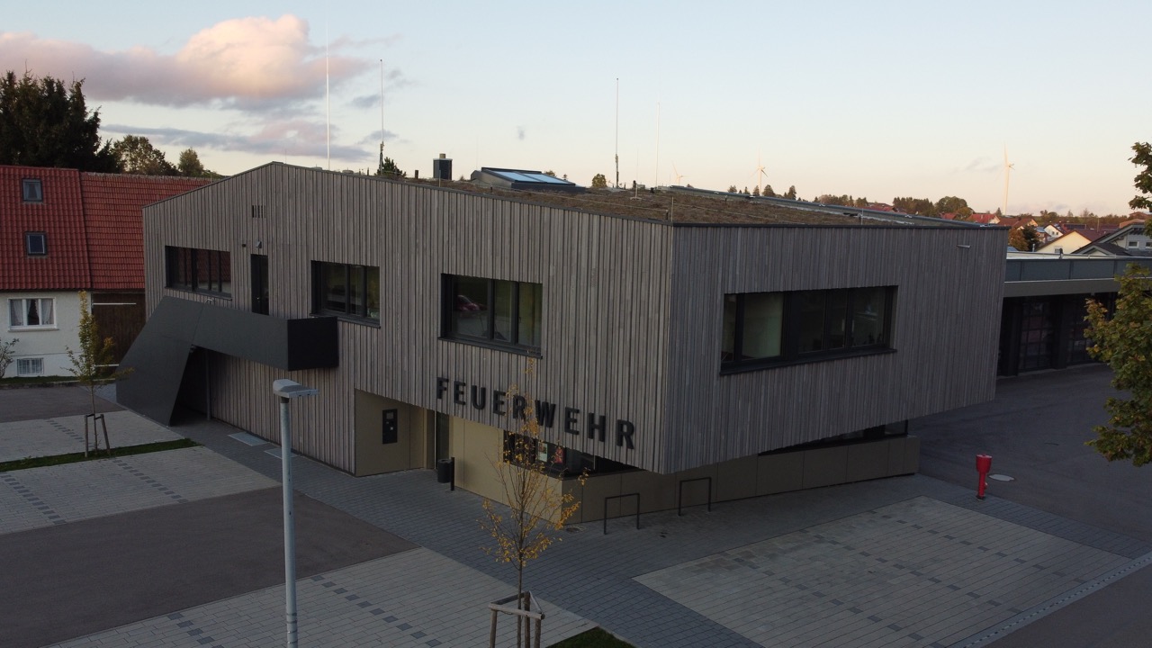 Au&szlig;enansicht des Feuerwehrger&auml;tehauses B&ouml;hmenkirch